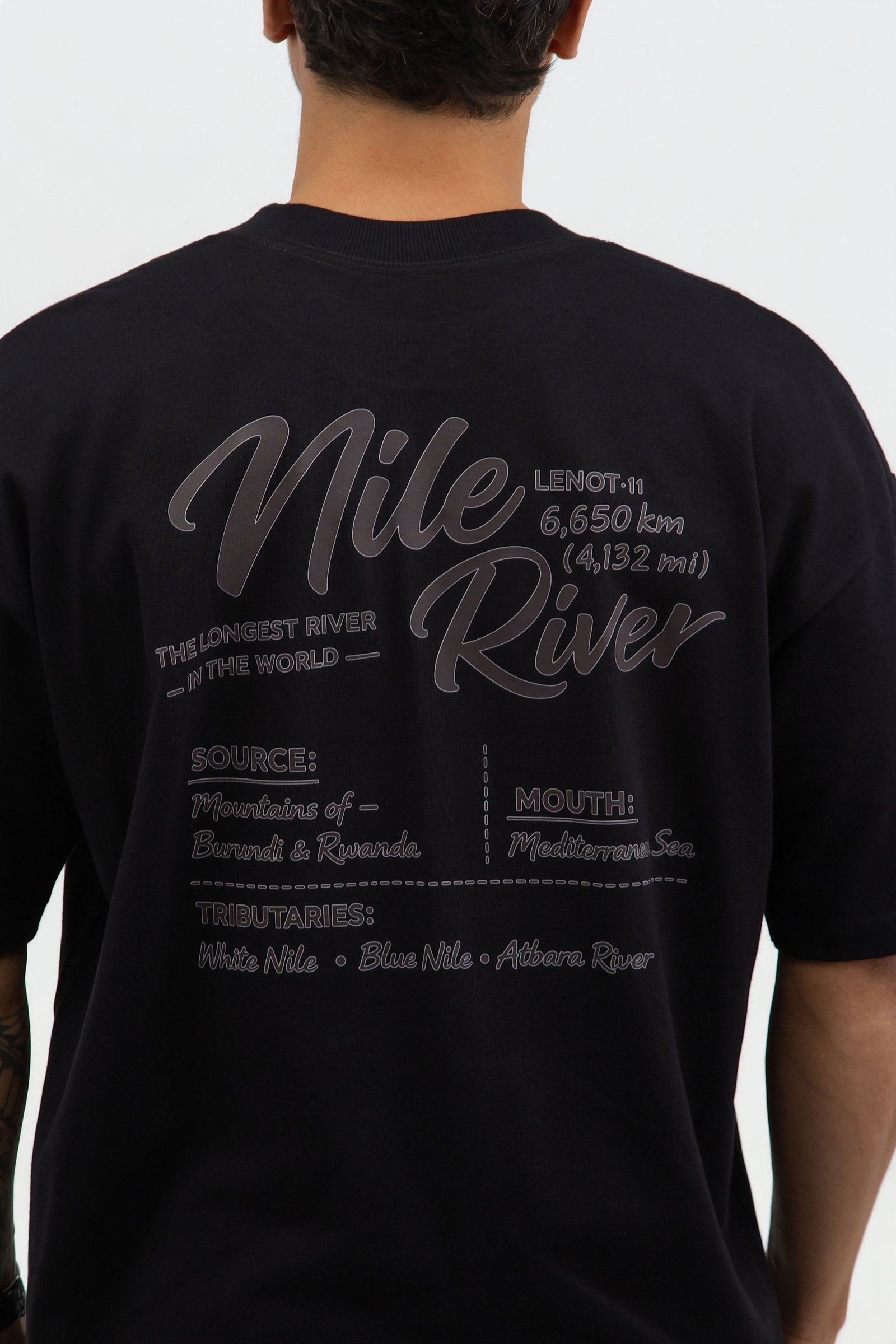 Over Nile River - Preta